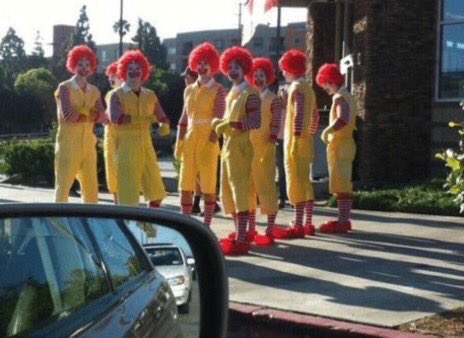 poison_pammy's tweet image. фандом оно собирается завтра на премьеру фото в цвете
#ITChapter2