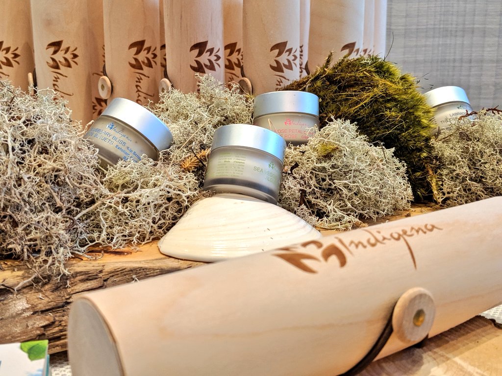 YashYanthi's tweet image. Swung by @GLO_Comm&apos;s #BaskitStyle2019 lounge at @ThompsonToronto to check out some of the Items #TIFF celebs will be receiving this year... It was easy to get distracted in there! So many pretty shiny and delicious things #GiftedExperience