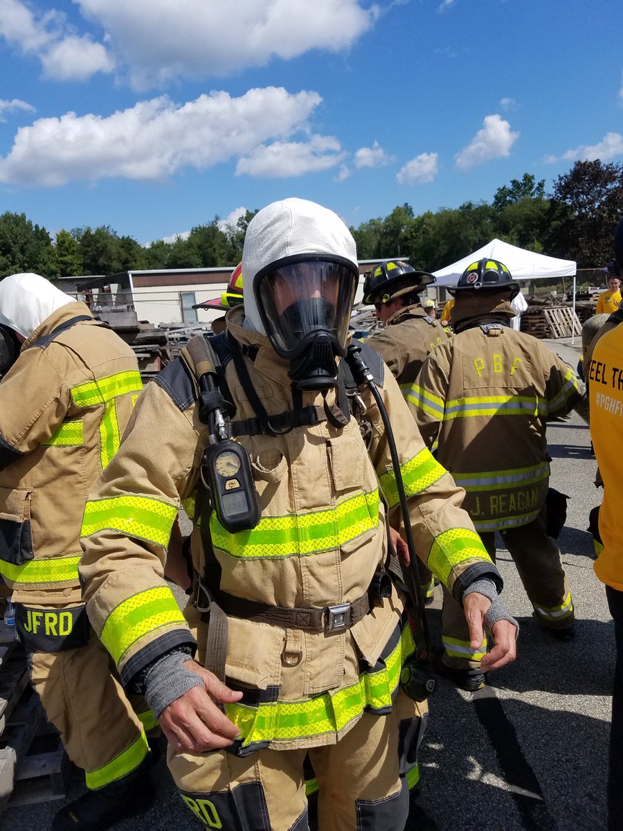 Darrinkellypgh's tweet image. State @RepSainato getting ready to go into fire building at @PghFireFighters #FIREOPS