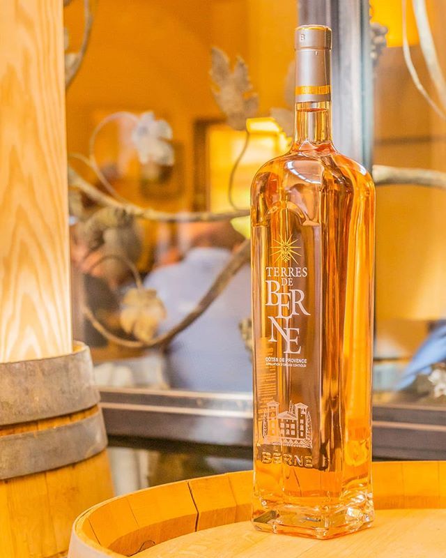 Pendant la préparation des vendanges, faites donc le choix d’un Terres de Berne 2018. 
During the beginning of the 2019 harvest, why not enjoy our 2018 Terres de Berne.
•
#ChateauDeBerne #RelaisChateaux #Vineyard #Hotel #Hospitality #Lorgues #Flayosc… ift.tt/2Lk7RYd
