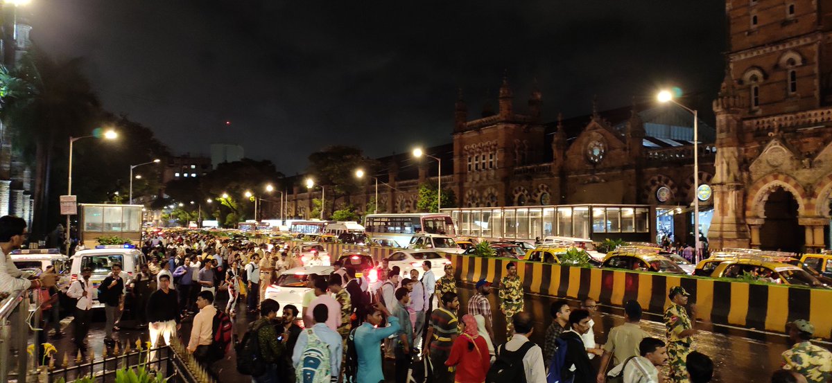dharmeshbarai's tweet photo. #MumbaiRains Mumbaikars it's now 11.25pm, it's exactly front of BMC headquarter people desperately searching vehicle to reach home, thanks @MumbaiPolice #Khaki for help &amp; many private vehicle who helped with giving lift, Sad that no official arrangement @AUThackeray @mybmc https://t.co/Gj84Vv60Q7