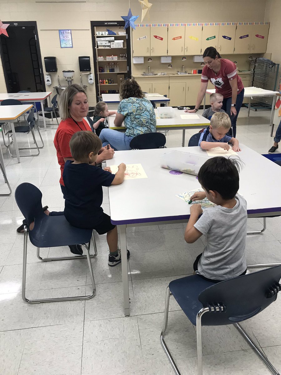 mskarla113a's tweet photo. We love going to art class with Ms. P!!!  #sd113a #owbears https://t.co/Ej9eHrH1SY