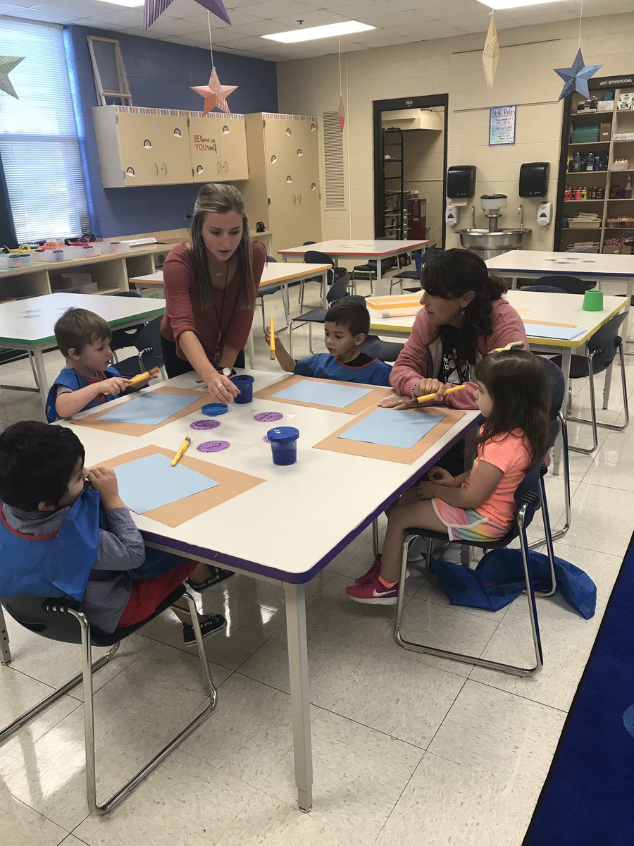 mskarla113a's tweet photo. We love going to art class with Ms. P!!!  #sd113a #owbears https://t.co/Ej9eHrH1SY