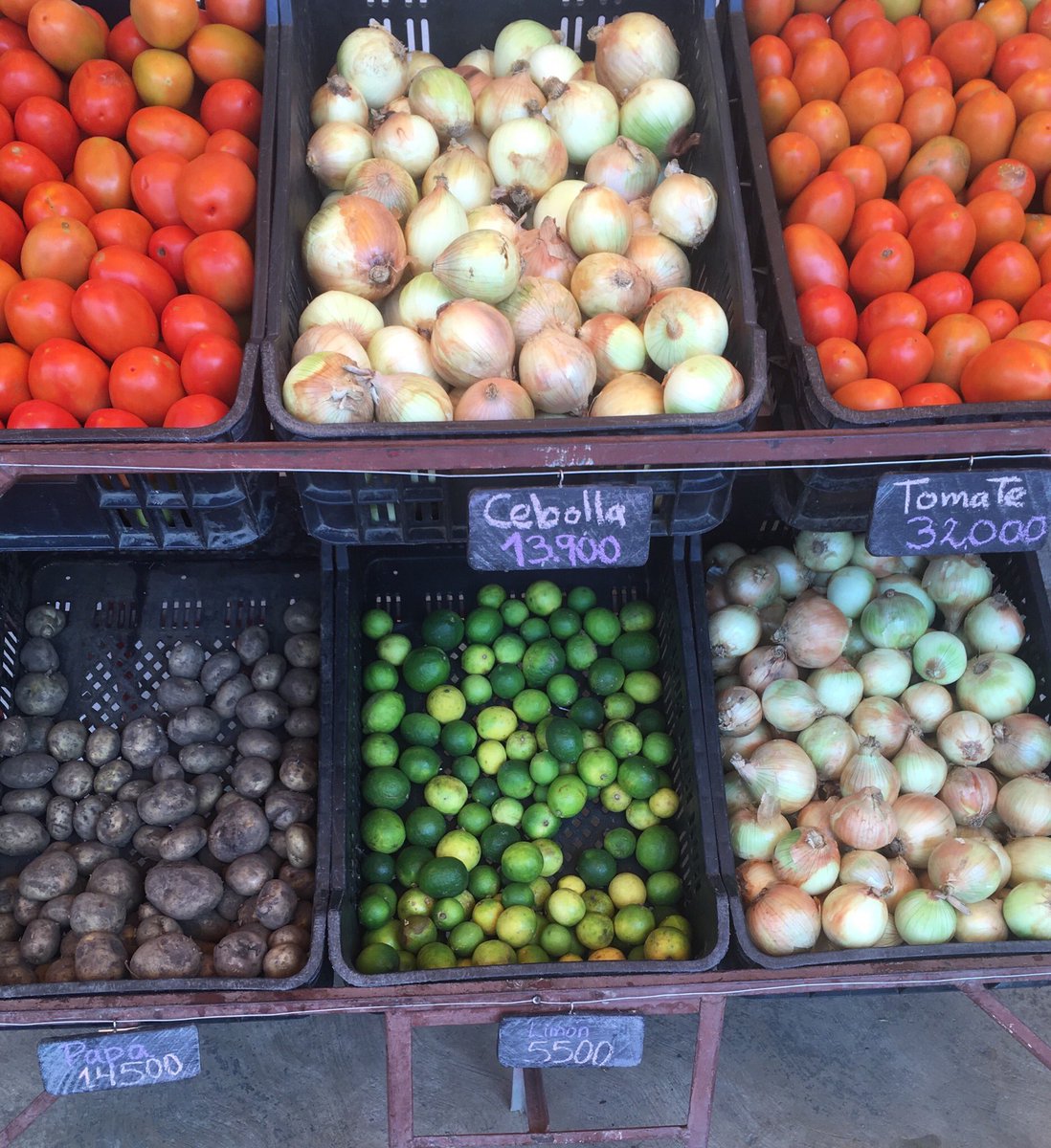 AlvaroMunoz's tweet photo. Algunos precios en un negocio de #Barquisimeto hoy 04/09/19 #Venezuela. Un(1) kg de tomate en BsS32.000, de cebolla BsS13.900, de limón BsS5.500, de papas 14.500. Recuerdo que el Salario Mínimo mensual es de BsS40.000. #Unive @ReporteYA @FAPUV @mbachelet @OITAmericas https://t.co/q9DOSz2GAs