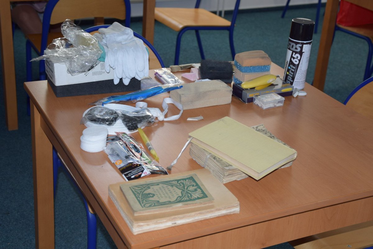 neojitule's tweet image. Workshop Základní pracovní postupy efektivní péče o novodobé knihovní fondy na 43. Celostátním semináři knihovníků muzeí a galerií AMG. #conservationworkshop #safekit #narodniknihovnacr #AMG #removetapes #repairtear #careofbooks