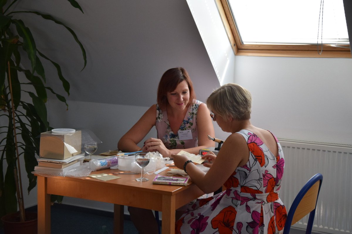 neojitule's tweet image. Workshop Základní pracovní postupy efektivní péče o novodobé knihovní fondy na 43. Celostátním semináři knihovníků muzeí a galerií AMG. #conservationworkshop #safekit #narodniknihovnacr #AMG #removetapes #repairtear #careofbooks