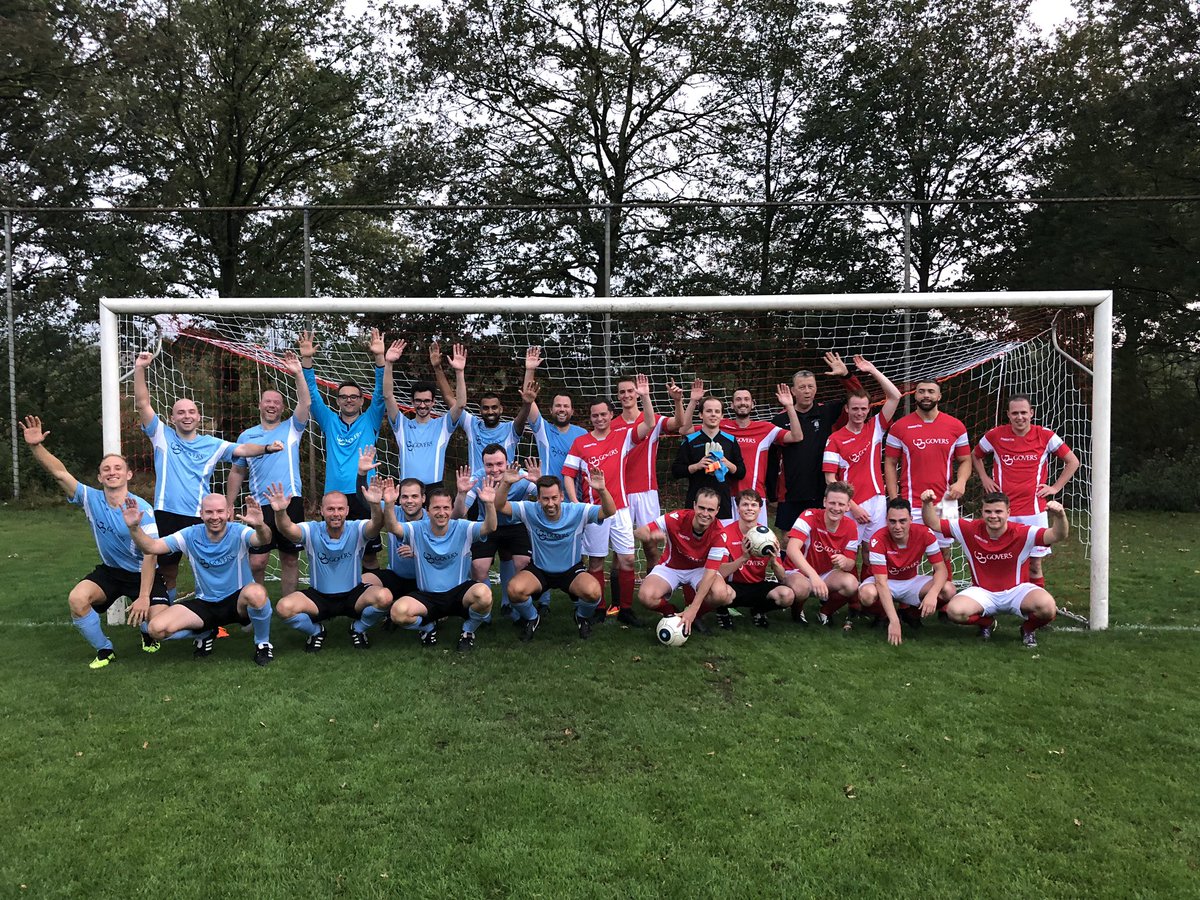 De jaarlijkse onderlinge wedstrijd jong tegen oud is geëindigd in een 6-2 overwinning voor de senioren (blauw).