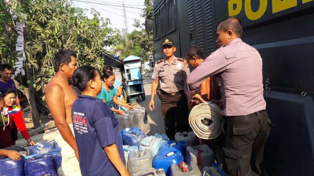 Polres Brebes Bantu Air Bersih di Desa Kubangsari tribratanews.jateng.polri.go.id/2019/09/04/pol…