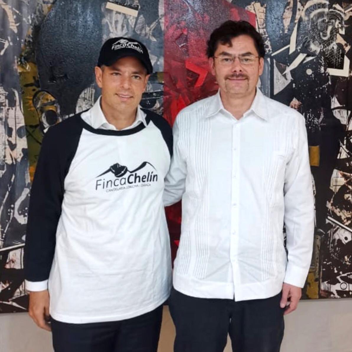 alejandromurat's tweet photo. La producción cafetalera es prioritaria para la economía familiar de los pueblos originarios; sostengo un productivo encuentro con Enrique López, productor y cafeólogo de la Finca Chelín. En equipo, seguiremos impulsando el desarrollo de la población. https://t.co/bH3SLWAFZA