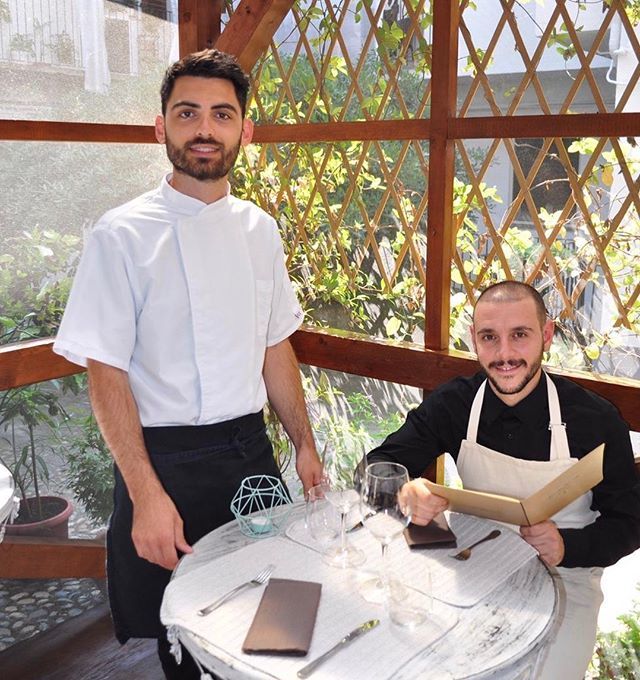 HCapelrosso's tweet photo. È già passato un anno dallo scatto di questa foto che ha segnato l’inizio della nostra avventura. 
Ne approfittiamo per ringraziare chi ci sceglie costantemente e invitiamo chi ancora non ci conosce a venirci a trovare. 🥳🎉 🎂 
#primoannodiattività #ho… https://t.co/YaXDobtWjf https://t.co/DA5DUsXP81