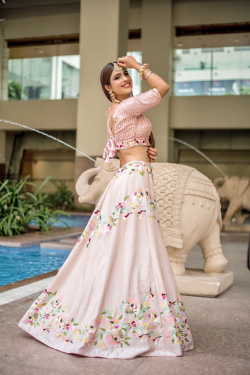 Nehhaamalik's tweet photo. Jaipur shoot Diaries ...💗💗💗
:
#shootpics #weddingdress #wedding #bride #bridal #shootmode #traditional #traditionallook #indianlook #indiangirl #indianbeauty #indianoutfit #desigirl #pollywood #punjabi #bollywood #punjabiactress #jaipurmarriott #sakhiyaangirl #NehaMalik https://t.co/flW2MUtlrm