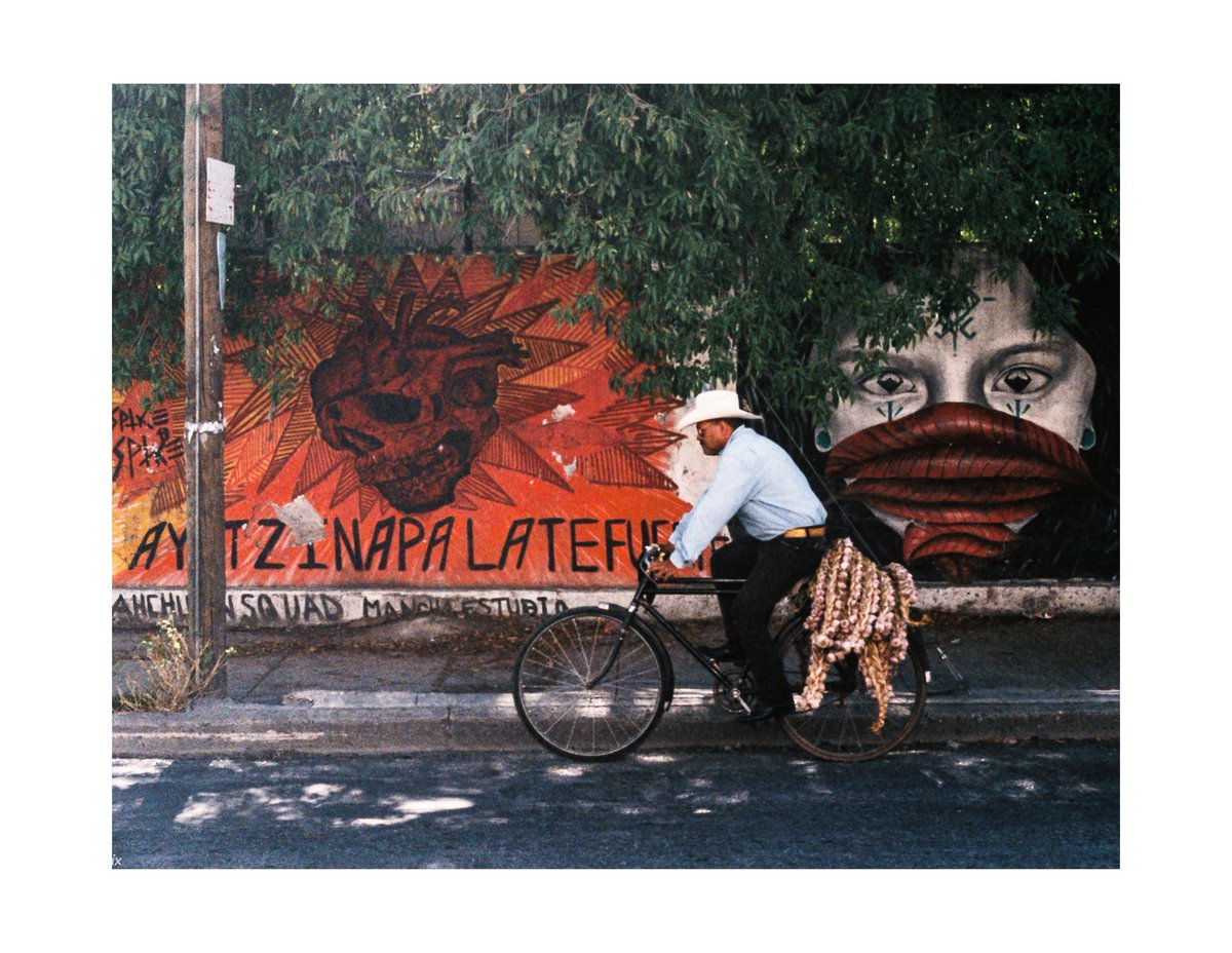 CesarIv23273378's tweet photo. "Ajero en bicicleta"

Colegio Civil entre Tapia y MM de Llano (Agosto, 2019).

Serie: Mercado Juárez.

Rollo Fuji C200@800. Cámara Pentax K1000. https://t.co/1t3H6rDNEp