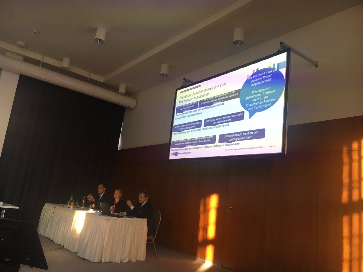 LudwigNicole's tweet photo. Danke @ihkberlin für den guten und vor allem wichtigen Austausch zur Wirtschaftsförderung in der Metropolregion Berlin-Brandenburg. #innoBB @InnoPreis @ChGraeff @FlorianSwyter https://t.co/KNsUDQ8JQm