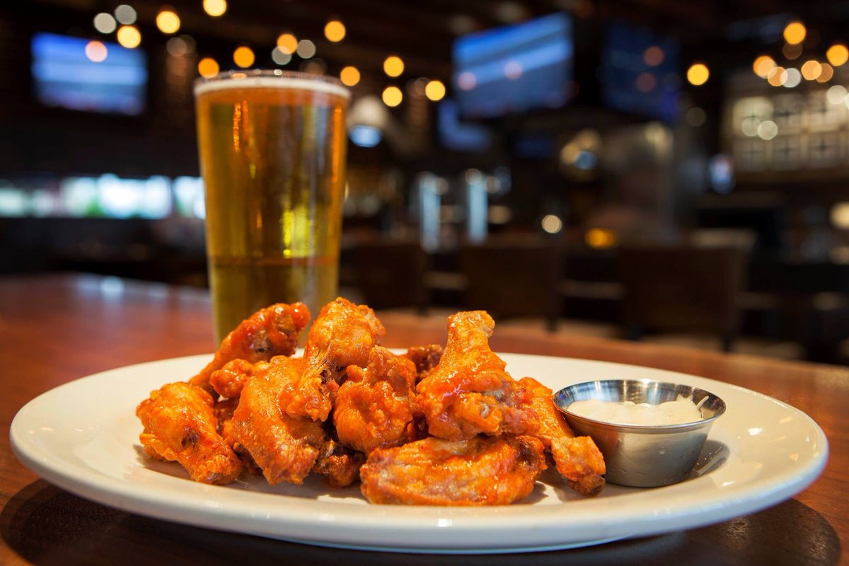 We’re getting close to Social Hour! ⏰
From 3-6pm and 9pm-close, our Social Starters (like these delicious #wings) are $4 off! #yql