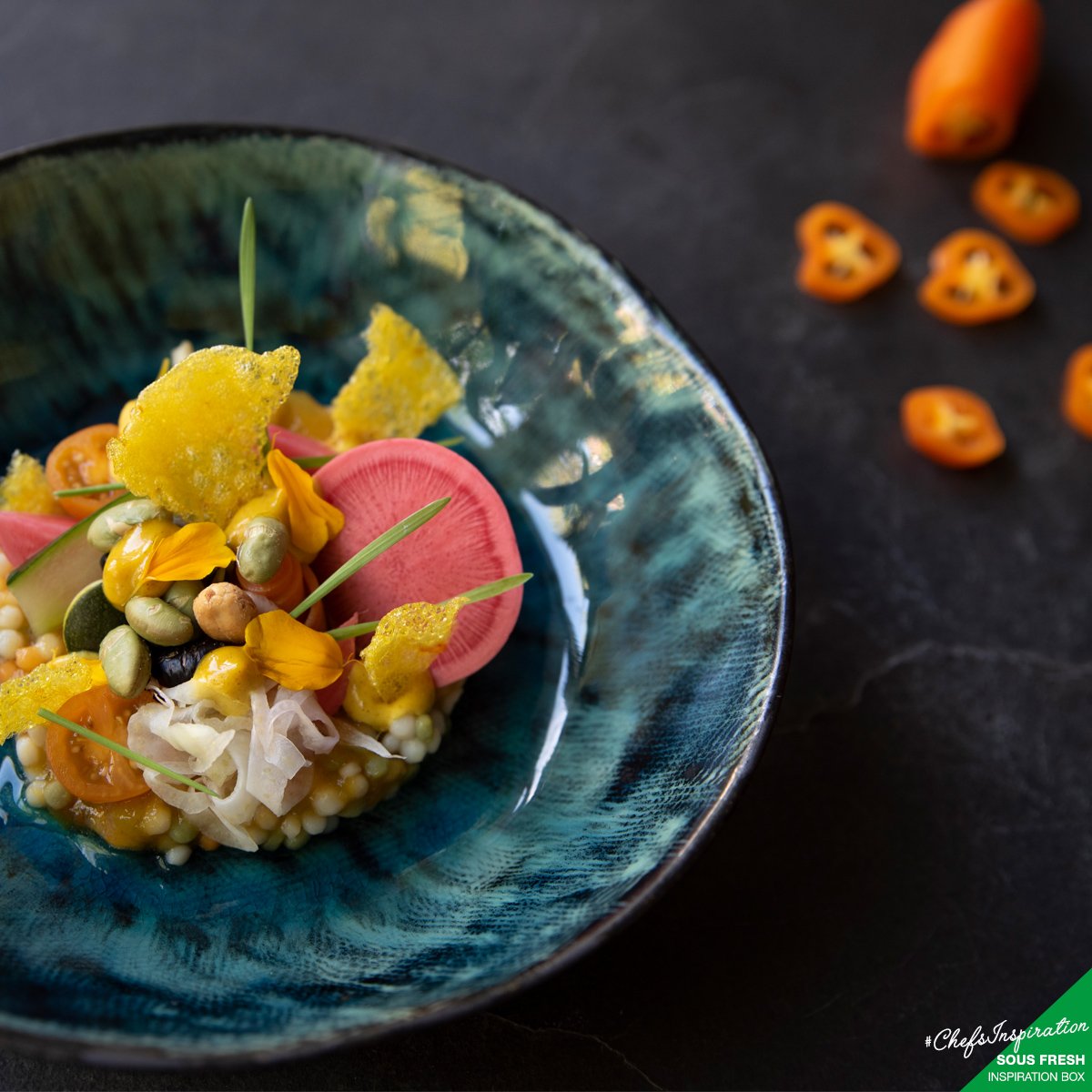 SousFresh's tweet image. Inspiration Box!
👨‍🍳Rob Cox of restaurant E11F

Pearl couscous, spicy mango salsa with Aji Amerillo chili, crispy seed mix and colorful vegetables.

chefs-inspiration.com/de/portfolio/p…

Share your creation with #chefsinspiration 

 #chillies #ajiamerillo #foodstagram #foodphotography