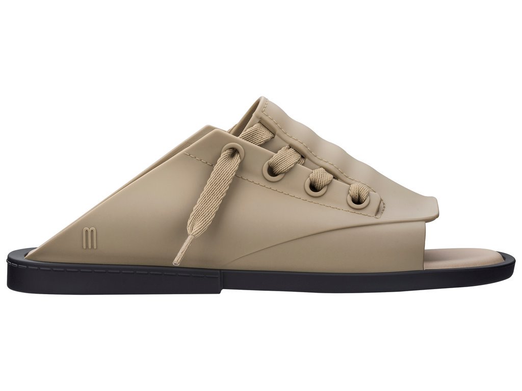 Versátil. moderna e confortável. Quem aí já tem a sua?
#melissaulitsa #melissa #melissacolorme
lojamelissa.com.br/color-me-ss20/…