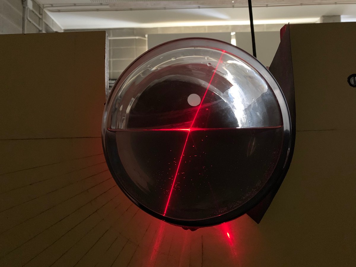 Papaver23's tweet photo. #Physics #optica #física
Efecte penya-segat:
Un raig incideix sobre un medi -en aquest cas aquàtic- amb un angle petit respecte la normal. Quan es produeix el canvi de medi el raig es #refracta. Què passa quan augmenta l’angle del raig incident respecte la normal? 1/2 https://t.co/d3Ql90Lv9n