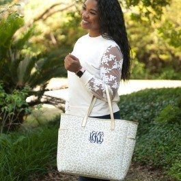 Charming_Chick's tweet image. It's beginning to look at a lot like fall! Get the season's hottest print: Leopard! Monogrammed Gold Leopard Print Tote Bag buff.ly/2ZHFuXS #leopardprint