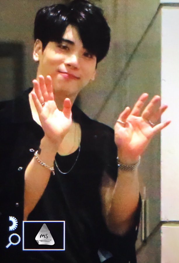 jonghyun_mi's tweet photo. ジョンくん。お久しぶりです✨
すごい久しぶりな感じ…😌
１日1回はジョンくん見て…
でもね、なんか楽しいことも見つかってきたような気がする…

ジョンくんのおかげ…✨
ジョンくん…ありがとー。 https://t.co/4y3Ulanrww