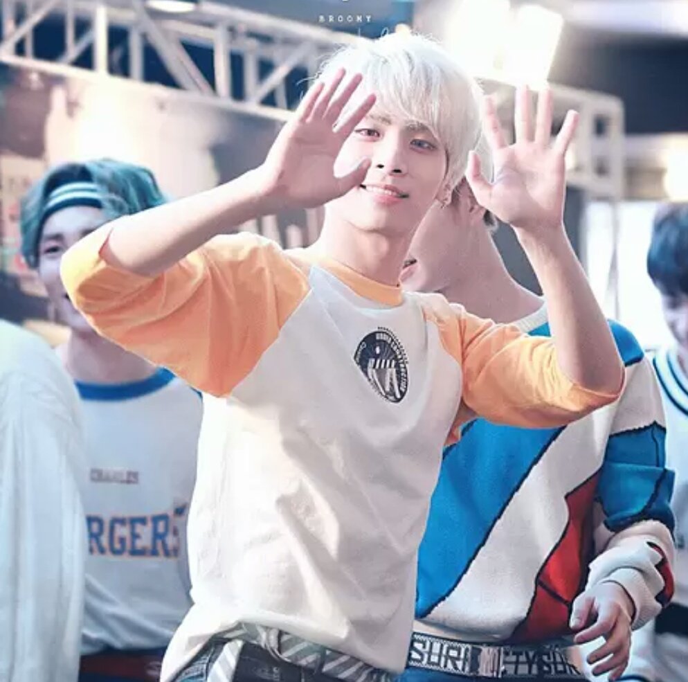 jonghyun_mi's tweet photo. ジョンくん。お久しぶりです✨
すごい久しぶりな感じ…😌
１日1回はジョンくん見て…
でもね、なんか楽しいことも見つかってきたような気がする…

ジョンくんのおかげ…✨
ジョンくん…ありがとー。 https://t.co/4y3Ulanrww