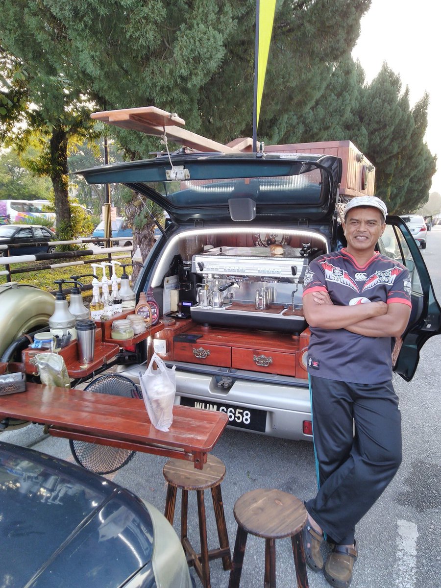 ZakiHafifi's tweet photo. Siapa ada nampak brader ni area Ampangan, murahkan la hati berbelanja kat kedai dia. Dia convert kancil jadi mini bar untuk jual kopi. https://t.co/d4lAs7LXil