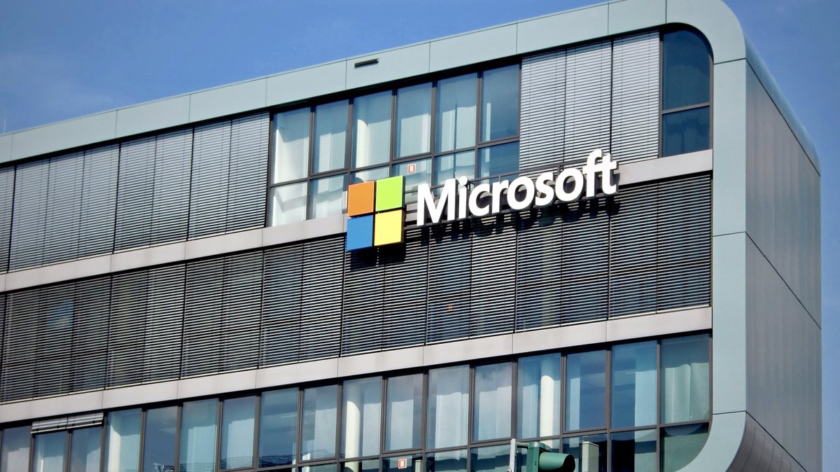 NorbertElekes's tweet photo. Largest companies by market cap

1. Microsoft   $1.0tn
2. Apple       $939bn
3. Amazon   $890bn
4. Google     $813bn
5. Facebook $527bn
6. Berkshire Hathaway $497bn
7. Alibaba      $459bn
8. Tencent     $416bn
9. Visa           $393bn
10. JPMorgan $351bn

(Sep '19) #tech #stocks https://t.co/GBSHhgQBqf