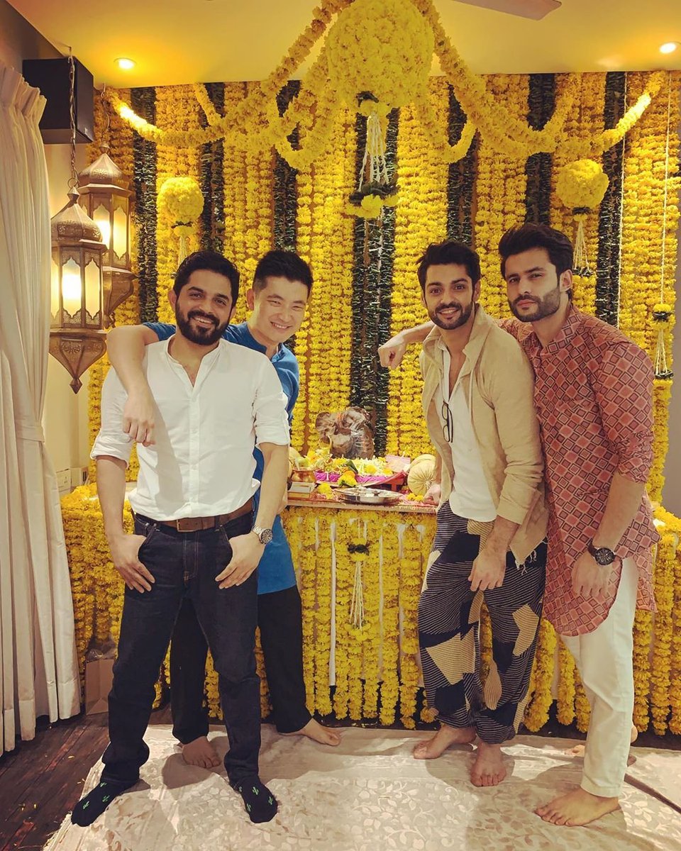 KaranWahiFans's tweet photo. RT:@karan009wahi To who we are and What we pose as in pictures ... @rajsingharora26 #Rahullsharma @meiyangchang
#Ganpatibappamorya
#postvisarjan #friends https://t.co/eAl8Dy1yKI