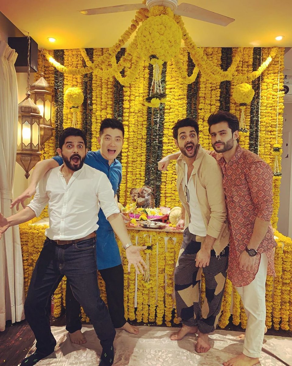 KaranWahiFans's tweet photo. RT:@karan009wahi To who we are and What we pose as in pictures ... @rajsingharora26 #Rahullsharma @meiyangchang
#Ganpatibappamorya
#postvisarjan #friends https://t.co/eAl8Dy1yKI