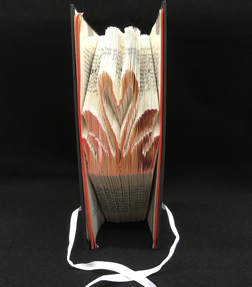 HUSpecColl's tweet photo. The theme for this month’s @iglibraries challenge, which is being hosted by our friends @rutgers_scua, is #librarybookart. Our 1st entry is an example of an ... https://t.co/OnU72bmbtg #rarebooks #foldedbooks #bookart #Hofstra #SpecialCollections https://t.co/qFWktaVEhq