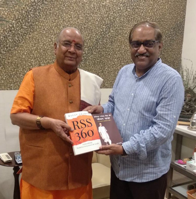 RatanSharda55's tweet photo. Privileged to gift my books #RSS360 &amp; प्रा राजेन्द्र सिंह की ��ीवन यात्रा to great exponent of Ayurveda   Dr #BalajiTambe of #SantulanAyurvedaHealingCentre, Lonavala. And receive his brilliant exposition of #PurushaSukta &amp; #SOM program for holistic healthy  life. https://t.co/MKgtPIXBAX