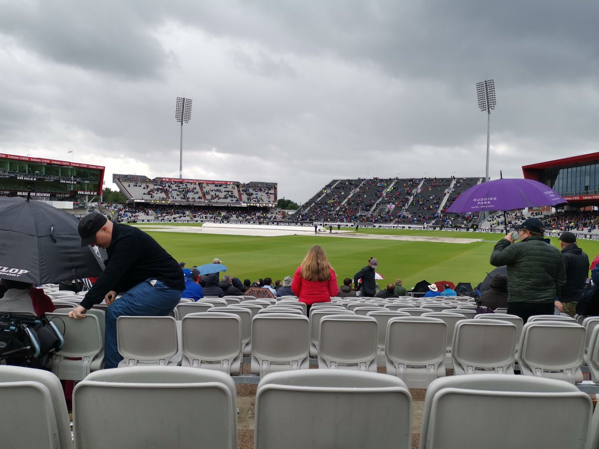 CricketGyan's tweet photo. It has started to rain once again at Old Trafford
Follow Live Update -https://t.co/Ep1MXY4ztb #TheAshes #ENGAUS #haveyoursay #haveyourvoice https://t.co/E3v2Lke0aP