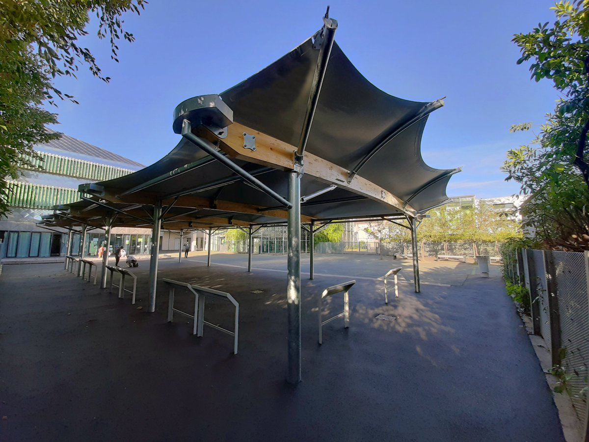 ACSproduction44's tweet photo. Voici le nouveau préau du collège Dunois d' @OrleansMetropol pour protéger les élèves de la pluie et du soleil.
Surface : 206m²
Membrane : 832 @SergeFerrari gris
Charpente : Poteaux acier galvanisé et poutres bois

#architecture #tensile #teamarchi #Orleans https://t.co/NBbVqdIjJE