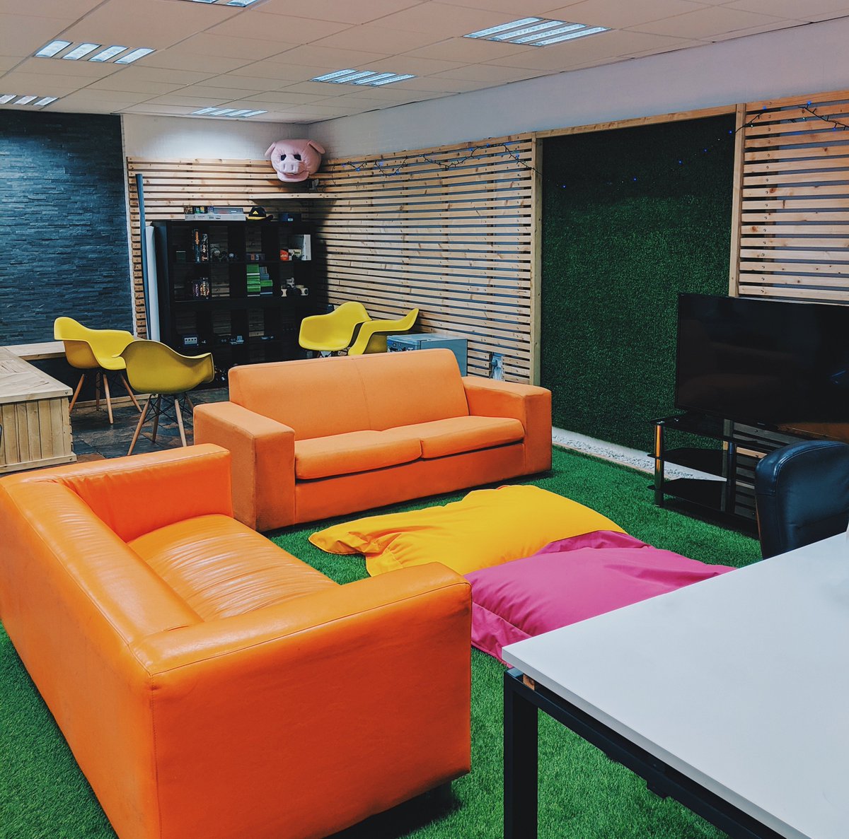 The new office is finally starting to feel like home!🏡

Want to find out more about us? Click here: bit.ly/FoxbyteGames 

#indiegames #gaming #indiegame #beatyourmeat #foxbytegames