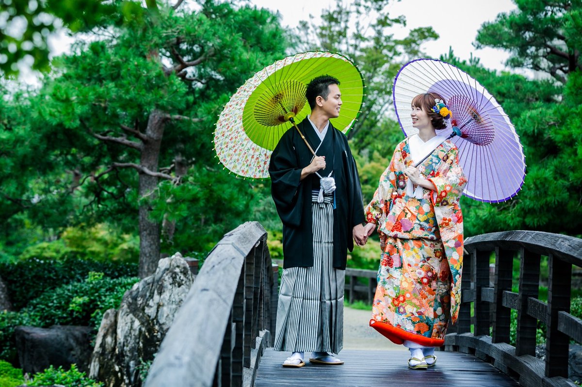 仐日和 auf Twitter: „結婚式の前撮りには赤や紺、紫といった色の和傘が定番として多く使われますが、昨年は友人に定番ではない色の和傘で撮影してもらいました。  柔らかな雰囲気の写真になります。 https://t.co/mU6kDmTZTx“ / Twitter