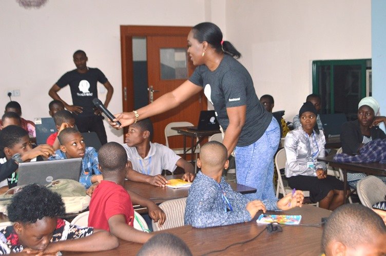 Founder of PeachAid Medical initiative Dr. Nkasiobim Nebo speaking on "Healthy  Living" with participants of our Backend Project Training.

#Backendproject #PeachAidmedicalinitiative #Ithuntersltd #Codingforteens #Guu #Itvabuja