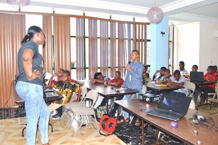 Backendproject1's tweet image. Founder of PeachAid Medical initiative Dr. Nkasiobim Nebo speaking on "Healthy Living" with participants of our Backend Project Training.
#Backendproject #PeachAidmedicalinitiative #Ithuntersltd #Codingforteens #Guu #Itvabuja