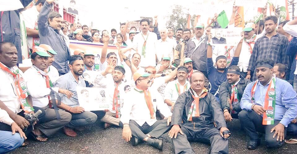 withAmod's tweet photo. Staged a protest against #BJPVendettaPolitics on Congress leader @DKShivakumar by using ED IT & CBI as their own party wings. And also expressed our solidarity towards #DKShivakumar in this fight. #DKShivakumarArrested #WithDKS https://t.co/TmWWmLO1gV