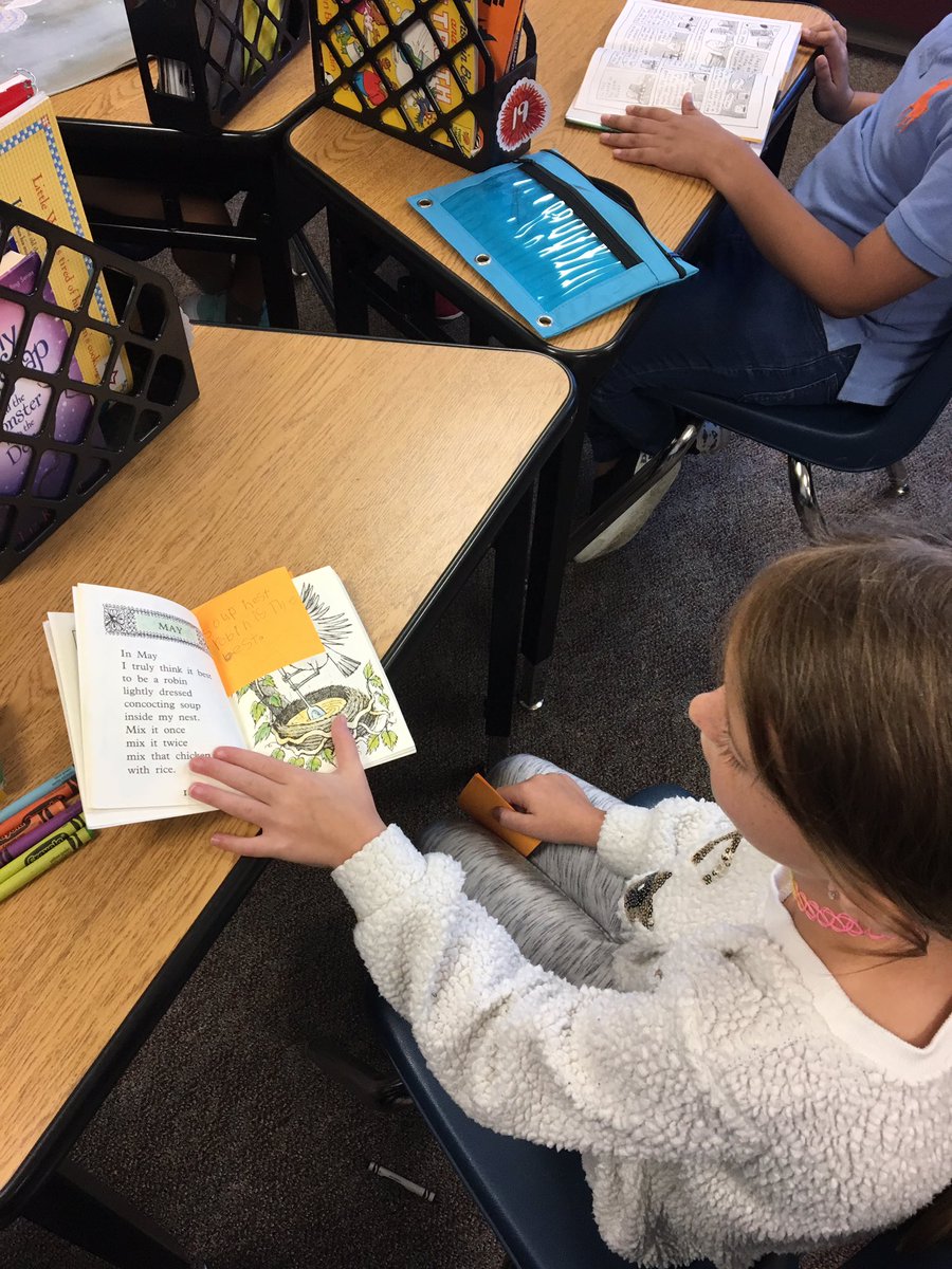 MrsHahn407's tweet photo. Jotting down our thinking on post-it notes to hold onto our thoughts while reading. #FISD2 https://t.co/vXr6lBVjIH