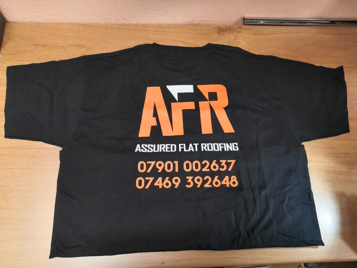 AcePrintwear's tweet photo. Front and back print for Assured Flat Roofing - giving their company a smart, professional look while they deliver great service with their ACE roofing! 😆🧱👷
We offer a variety of clothing items that you can personalise to show off your brand! 😁 

#roofing #local #specialist https://t.co/ekn2SvAkkf