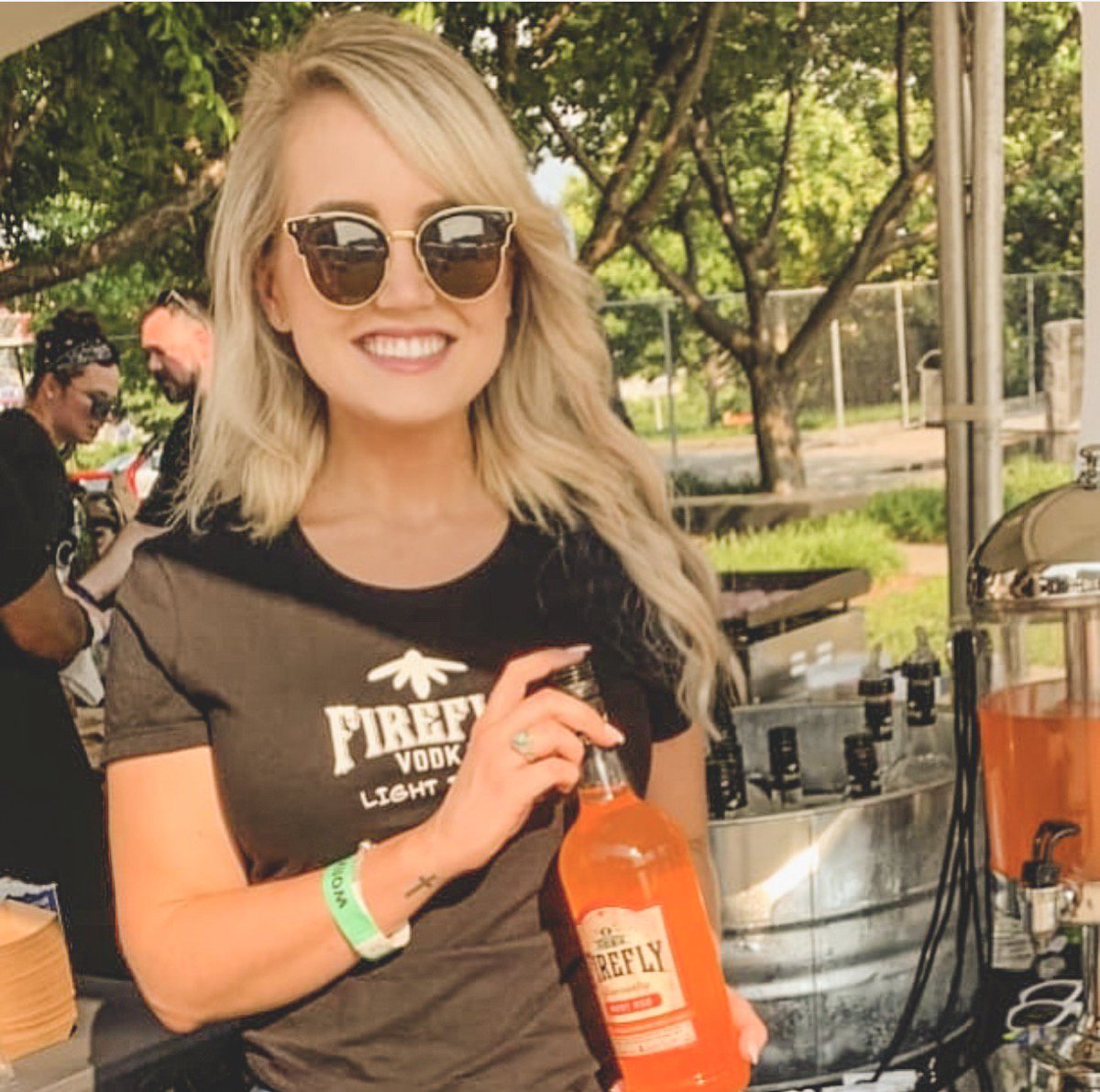 FireflySpirits's tweet photo. Be the reason someone smiles today.
📸sullivanagency
#FireflySpirits #RubyRedVodka https://t.co/0JCKsT6D7S