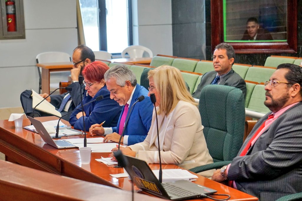 YashiraMLebron's tweet photo. Participando de la #vistapublica Comisión de Gobierno sobre el #PC2120 “Ley de la Junta Examinadora de Técnicos y Maestros Automotrices de 2019”; a fin de establecer todo lo relacionado a la regulación de la profesión del aprendiz, técnico y maestro automotriz... #visionyprogreso https://t.co/W6JrZXPMHJ