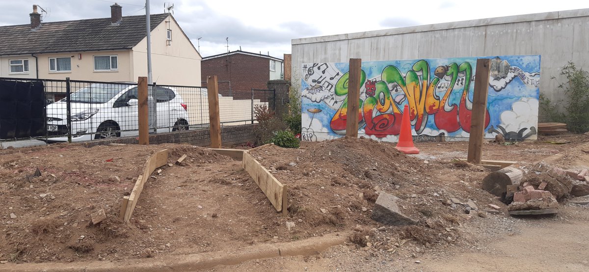 PlymYouthServ's tweet photo. #SouthwayYouthCentre 'Big Wills' memorial #gardening is having an overhaul thanks to #Creativeyouth who are coordinating the whole project! BIG Thanks to #ggllandscapes @YGSLandscapes #beaverteethservices @StormforceRoofs https://t.co/w1jsBVaEZP