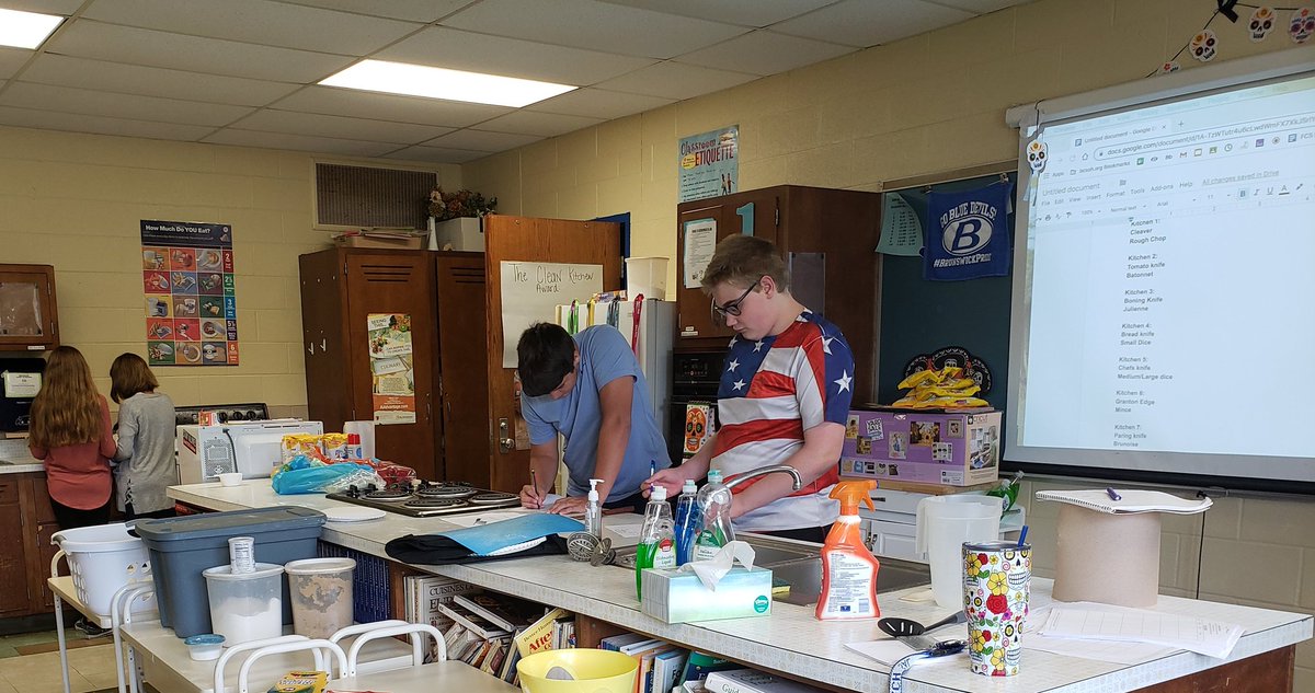 bhsmrssal's tweet photo. Learned about knives and knife cuts in cooking classes in a gallery walk! It was good to be up and moving after the holiday weekend😁👏🔪 #salsclass #cookingclass https://t.co/xlVVjO13hu
