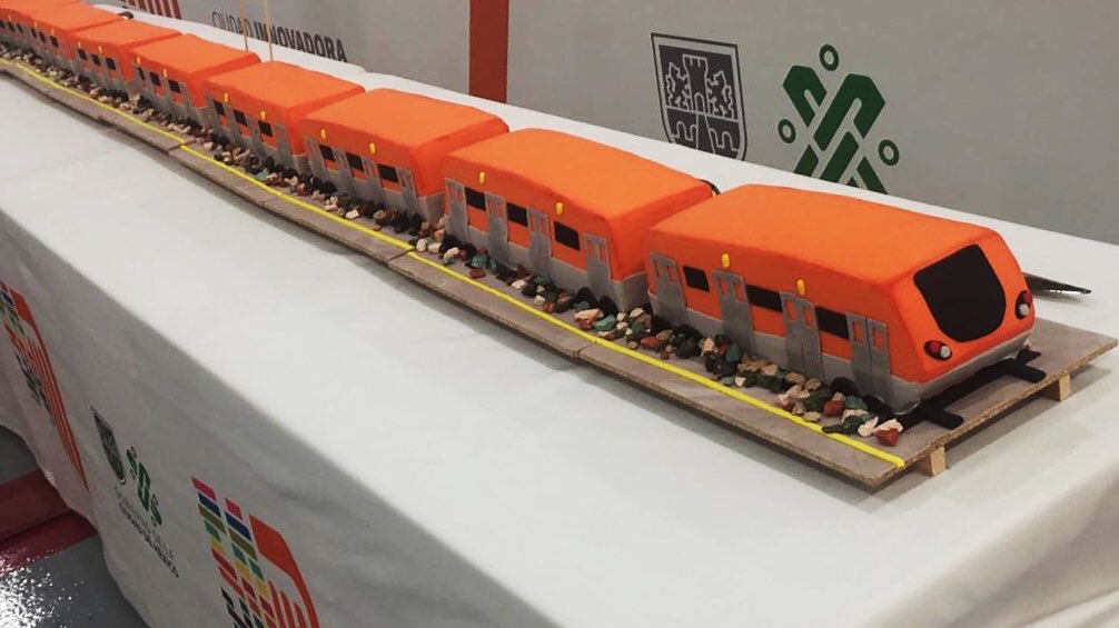 ChilangoCom's tweet photo. ¿Qué les parece el pastel del #MetroCDMX?
#FelizCumpleMetro 
Foto: @AndresVagamundo https://t.co/5ytIQEJzyi