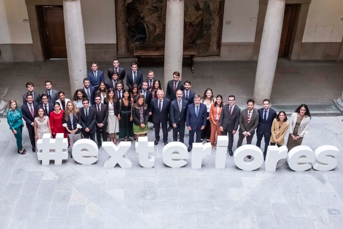 JosepBorrellF's tweet photo. Hoy he tenido el placer de recibir en la sede de @MAECgob a la 71 promoción de la #CarreraDiplomática, 32 jóvenes al servicio del Estado, preparados para representar a #España en el mundo. Mucha suerte. https://t.co/ZCNNK95PRy