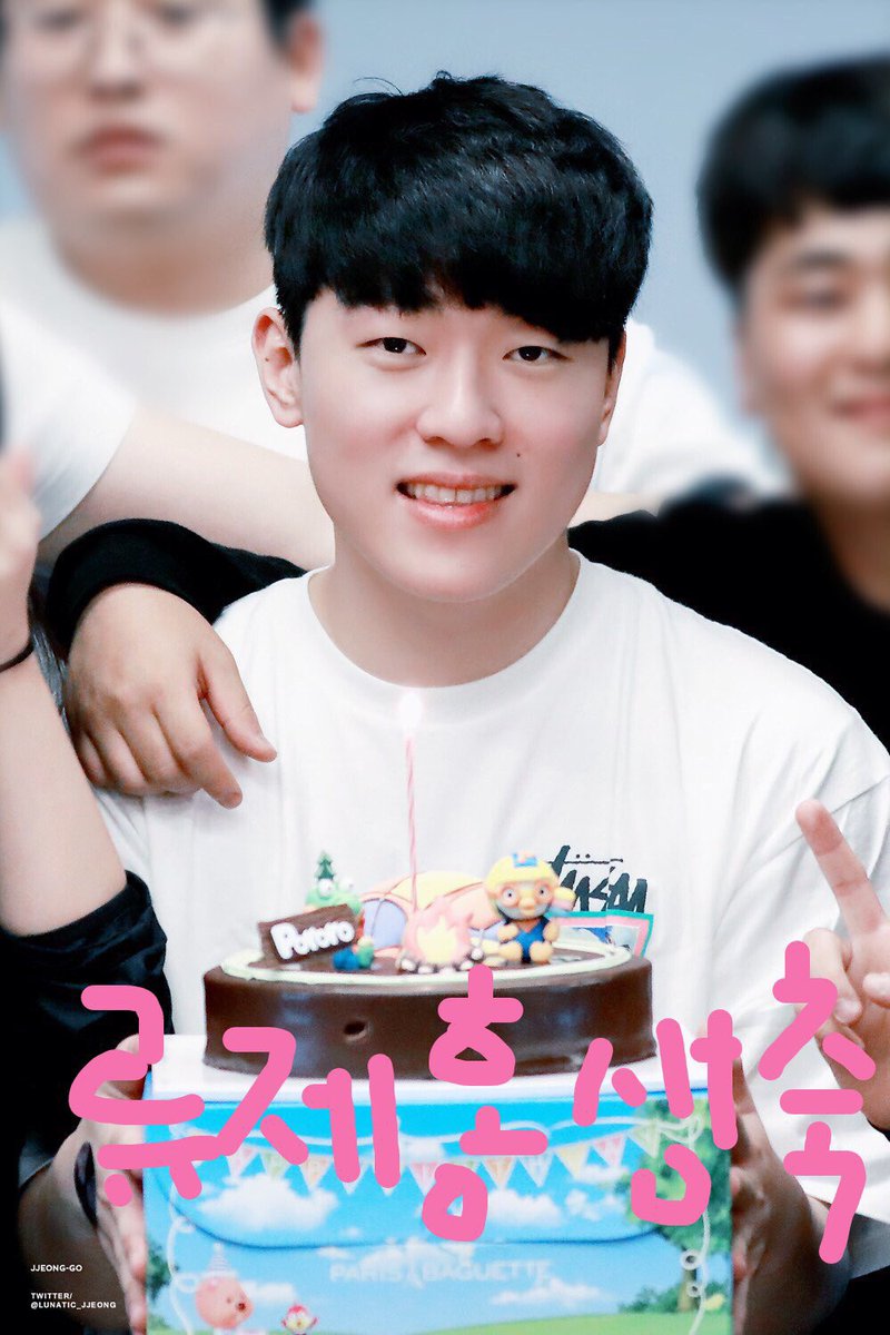 _jjeongko's tweet photo. #류제홍_생일축하해
#HAPPY_JEHONG_DAY

제홍 생일 축하해요.
빨리 한국에서도 봤으면 좋겠어
당신의 프로게이머 생활을 응원해
물론 앞으로도 뒤에서 계속 응원할게
곧 서른인데 몸챙겨서 백년만년 
프로게이머 해줘😊

류제홍 꽃길만 걸어🧡 https://t.co/QbfPVNSVIw
