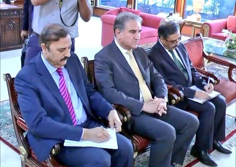 ikupdates's tweet photo. وزیر اعظم عمران خان سے سعودی وزیر   خارجہ  عادل بن احمد الجبیر اور متحدہ عرب عمارات کے وزیر خارجہ شیخ عبداللہ بن زید بن سلطان النہیان کی وزیر اعظم آفس میں ملاقات ۔

وزیر خارجہ شاہ محمود قریشی بھی ملاقات میں موجود
@FarhanKVirk 
@GroupKhichi 
@Touseef_Abbassi 

@ImranKhanPTI https://t.co/QJwskrJOmb