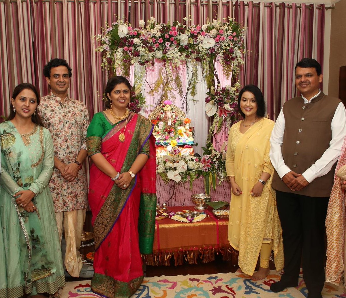 Pankajamunde's tweet photo. गणपती उत्सव आणि सत्यनारायण पूजेनिमित्त रॉयलस्टोन निवासस्थानी मुख्यमंत्री ना. देवेंद्रजी फडणवीस यांनी सहकुटुंब भेट देऊन बाप्पांचे दर्शन घेऊन तीर्थप्रसादाचा लाभ घेतला. @Dev_Fadnavis @fadnavis_amruta https://t.co/zGApbYhwTl