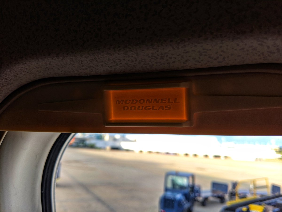 jjeremynyc's tweet photo. Happy MD80 Send-off today! This is from my last trip on the plane back in June. #AA80 #MD80 #S80 #maddog #sendoff @AmericanAir https://t.co/yZ09cMelZn