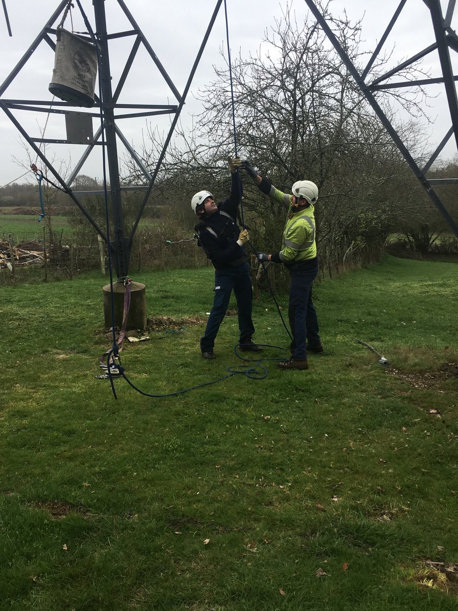 C’est avec une certaine fierté que <a href="/EuropeTechno/">Europe Technologies</a> et <a href="/RTE_ouest/">RTE Ouest</a> finalisent un an de travail commun autour de l’#exosquelette #skelex. 
Bravo à tous les trois, belle aventure où la #santé des agents est au cœur de nos préoccupations
#ergonomie #pénibilité #prevention #tms #sécurité